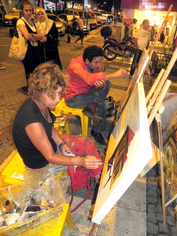 'Özgür ressamların' resmi sokakta yayma çabası