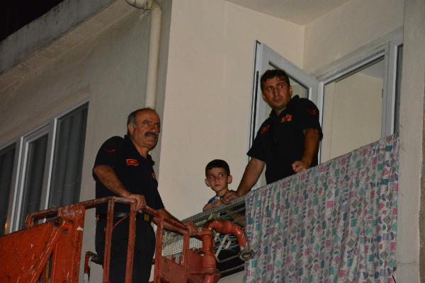 Evde kilitli 6 yaşındaki Bertan, kardeşinin burnundan kan geldiğini görünce 112 Acil servisi aradı