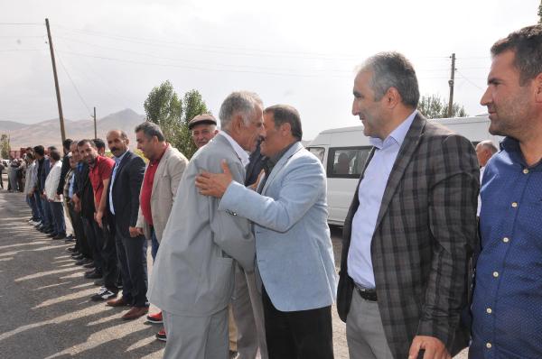 Hakkarili hacıları yakınları yolda karşıladı