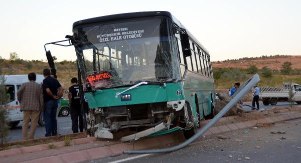 İşçileri taşıyan kamyonet otobüsle çarpıştı: 7 yaralı