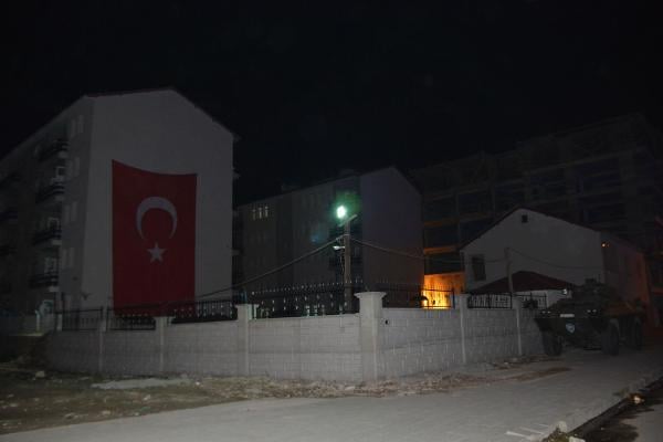 Tatvan’da polis lojmanlarına saldırı