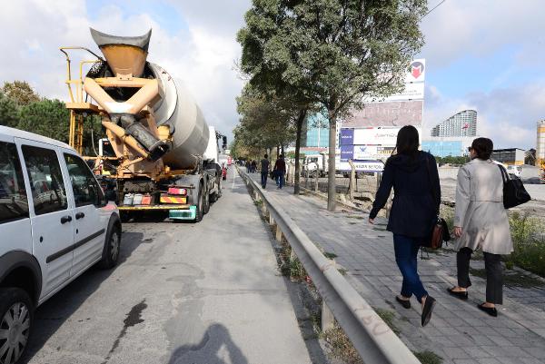 Kaza trafiği kilitledi, vatandaşlar işyerlerine yürüdü
