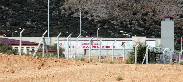 Mahkumlar içerde, mahalleli dışarda ceza çekiyor