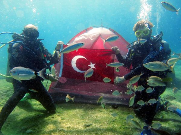 Deniz dibinde kamp kurdular
