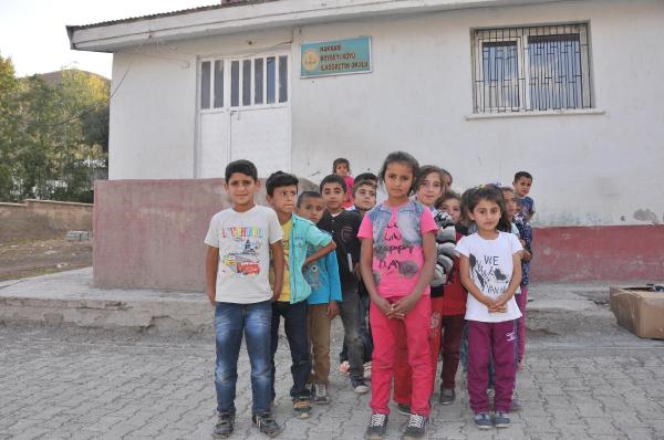 Hayırseverden Hakkarili 30 öğrenciye ayakkabı yardımı