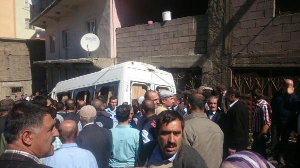 Freni boşalan minibüs marangoz atölyesine girdi: 3 yaralı