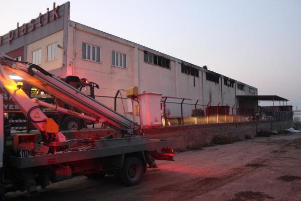Plastik fabrikasındaki yangın büyük zarara neden oldu