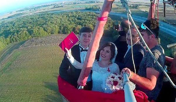 Doktor çift, salon yerine balonda nikah kıydı