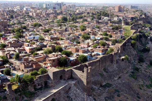 Diyarbakır'da çatışmalardan tarihi yapılar da zarar gördü