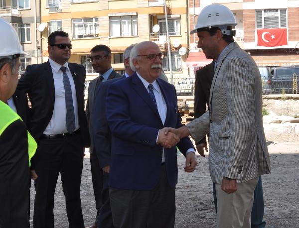 Bakan Avcı okul inşaatını gezdi