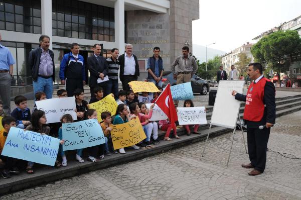 Okul isteyen Iraklı Türkmen çocuklara, merdivenlerde Hayat Bilgisi dersi