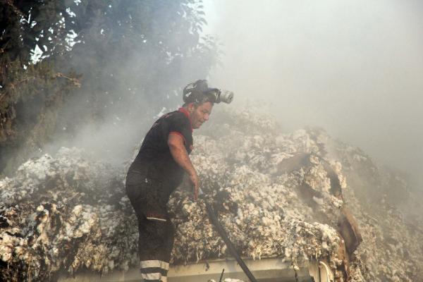 Şanlıurfa’da kamyon kasasındaki pamuklar küle döndü