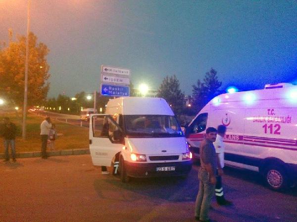Öğrenci servisi ile otomobil çarpıştı: 3 yaralı