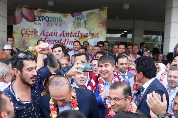 ‘Beş Çiçekli Altın Şehir’ ödülü Antalya’ya geldi