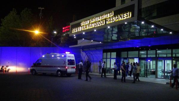 Diyarbakır'da askeri araca bombalı saldırı (2)