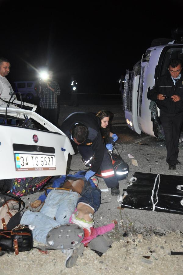 Çöp kamyonuna çarpan otomobil ikiye bölündü: 4 ölü, 4 yaralı