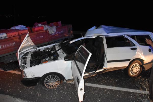 Otomobil traktöre çarptı: 1 ölü 7 yaralı