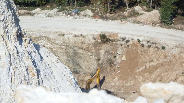Taş ocağına gömülü 200 ton atık İzaydaş'a götürüldü