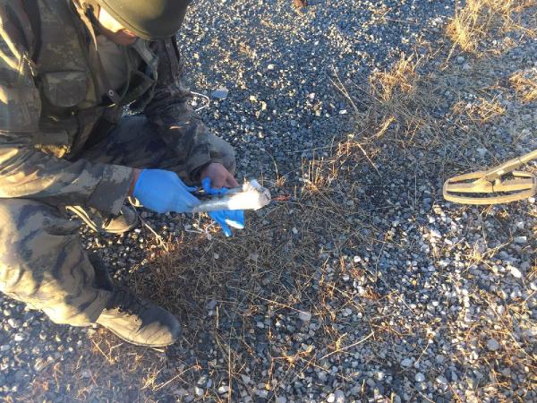 PKK sığınakları bulundu, yola döşenen patlayıcılar etkisiz hale getirildi