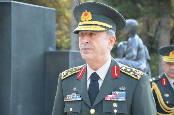 Orgeneral Akar,  Aliyev’in mezarını ziyaret etti