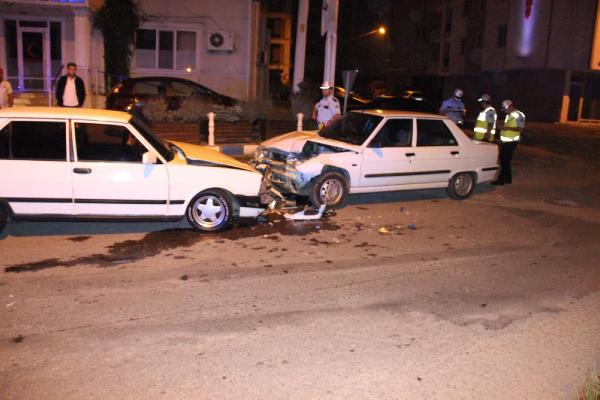 İki otomobil çarpıştı: 4 yaralı