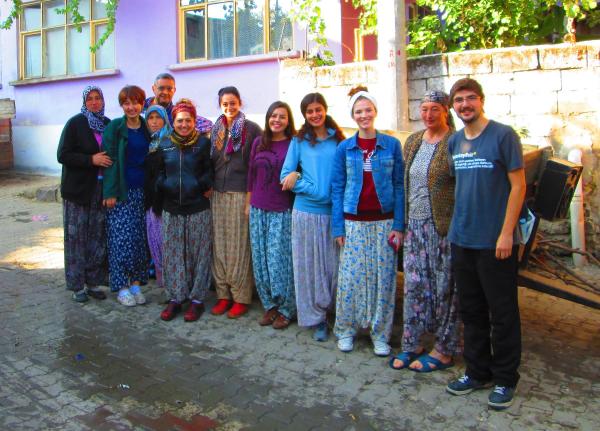 Elma üreticisi köylülere çevrecilerden hasat desteği