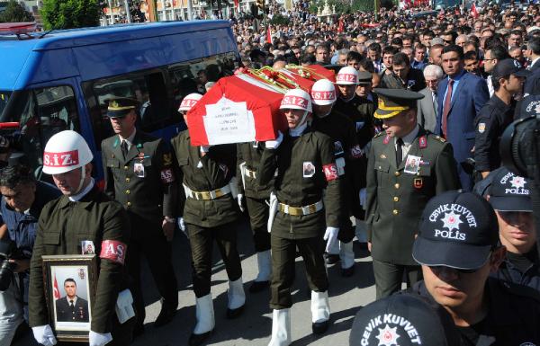 Tokat'ta şehit uzman çavuşu 10 bin kişi uğurladı