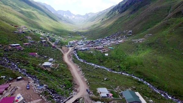 Yayladaki evlerine elektrik bağlatmadılar: Doğa ile iç içe kafamızı dinliyoruz
