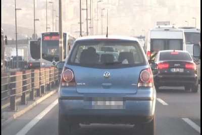 Kadın sürücünün "trafikte makyaj " kazası