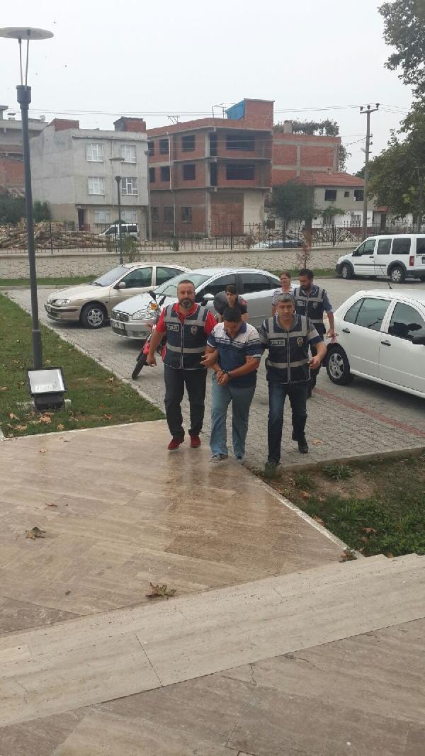 Uyuşturucu maddeyi tuvalete dökmeden yakalandılar