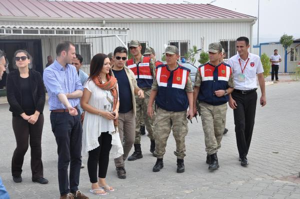 İngiliz parlamenterler, Nizip'te Suriyelilerin kaldığı kampı ziyaret etti