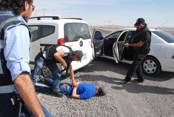 Sigara kaçakçıları kovalamaca sonucu yakalandı