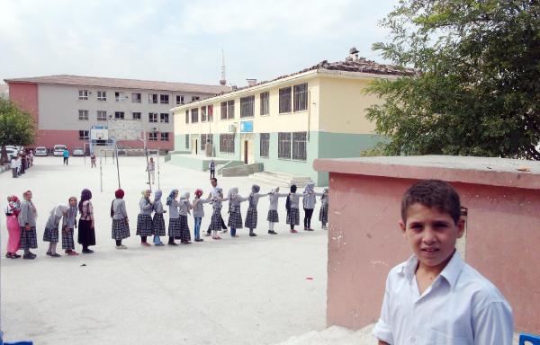 Okulun çatısında onarıma tepki