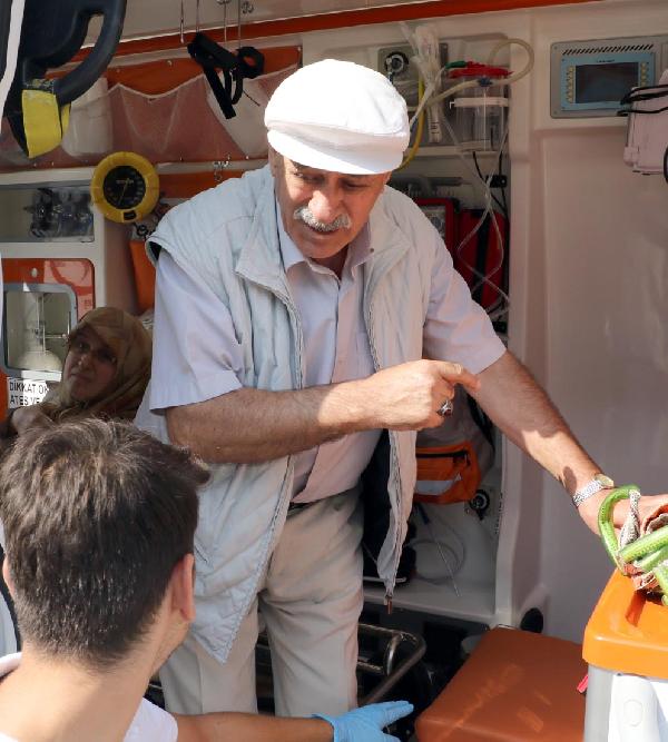 Kırmızı ışıkta bekleyen otomobile arkadan çarptı