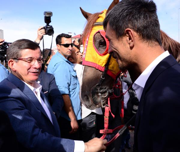 Başbakan Davutoğlu'nu Erzurum'a girişte atlı ciritciler karşıladı