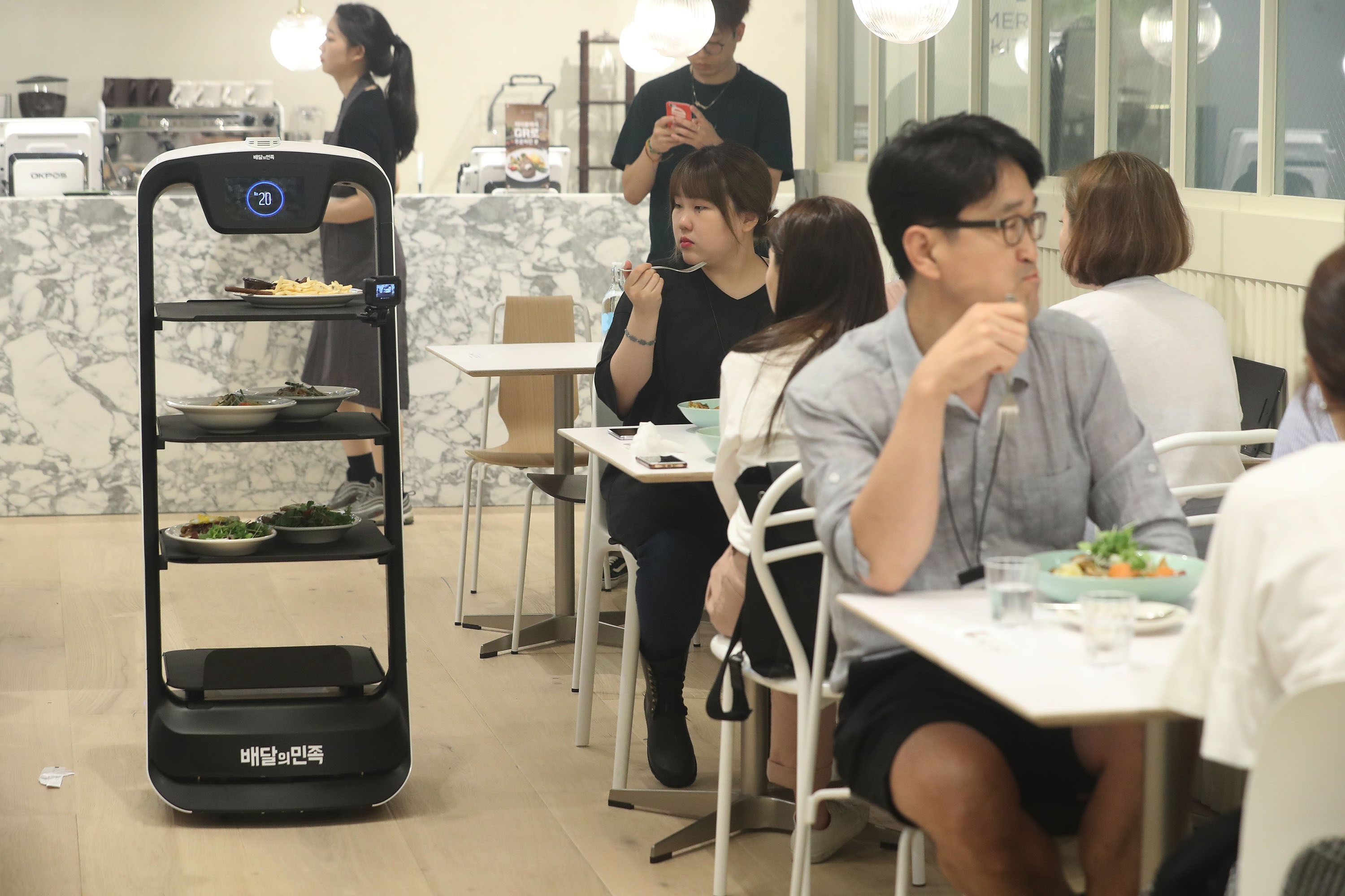 Siparişleri robotlar servis ediyor