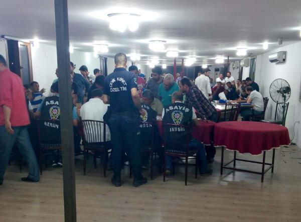 Mersin'de siyasi parti ve derneğe kumar baskını