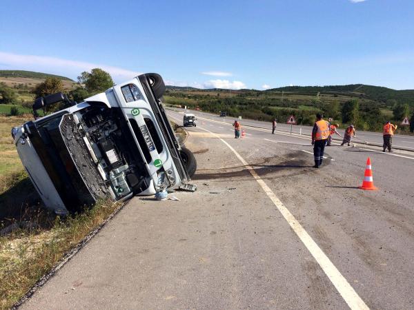 Şarampole devrilen TIR'ın şoförünü emniyet kemeri kurtardı