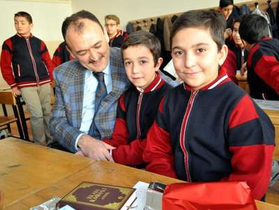 Ortaokulda karne hediyesi: İslam ilmihali ve MP-3 çalar