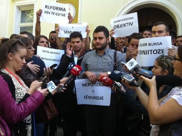Priştine Üniversitesi öğrencilerinden protesto