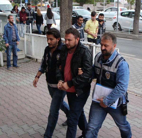 İçki içerken bıraktıkları parmak izleri yakalattı