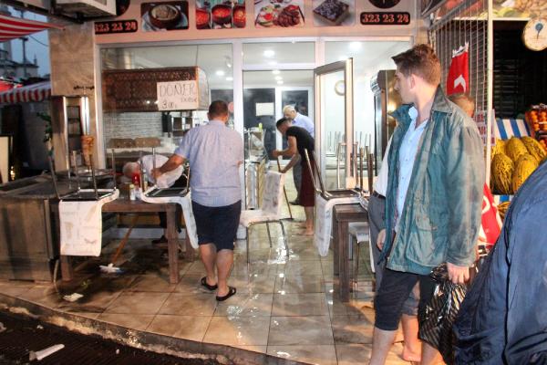 Ereğli'de caddeler göle döndü, işyerlerini su bastı