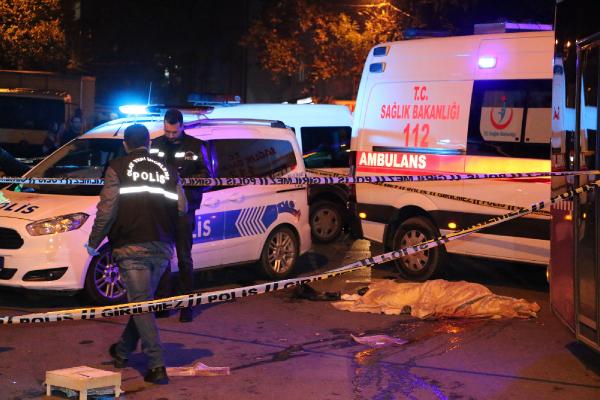 İndiği belediye otobüsünün altında kaldı