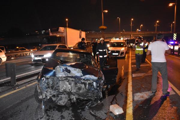 Otomobil metrobüs yoluna uçtu: 1 yaralı