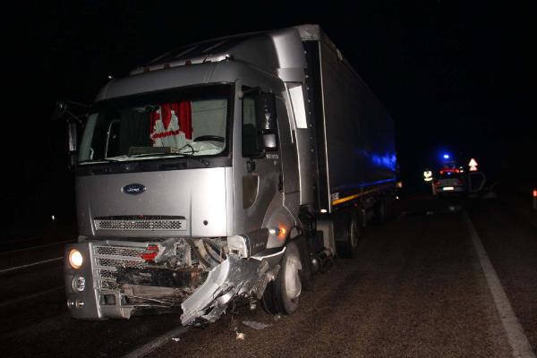 Otomobil TIR'la çarpıştı: 1 ölü, 1 yaralı