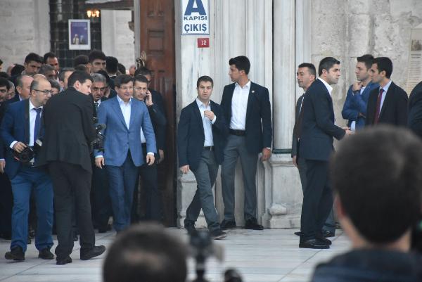 Başbakan Davutoğlu namazdan sonra vatandaşlara simit dağıttı
