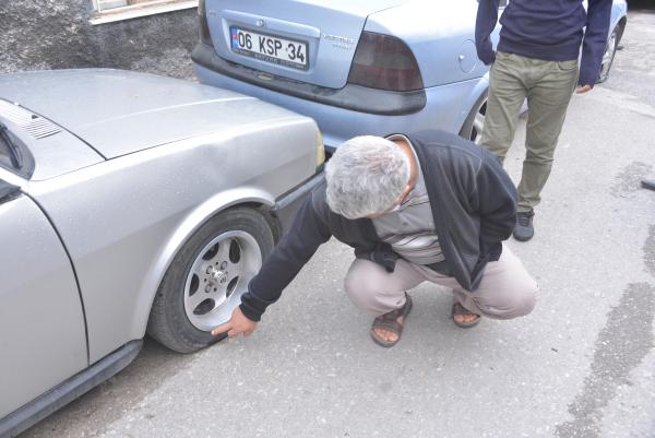 Park halindeki 50 aracın lastiklerini kestiler