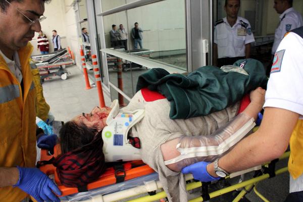 Kayseri'de işçi servisi refüje çarptı: 11 yaralı