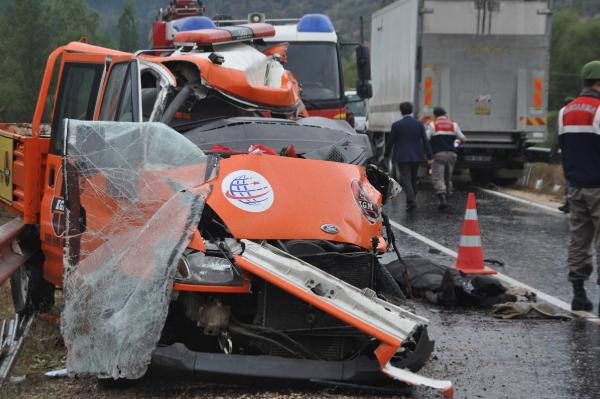 Karayolları kamyoneti ile kamyon çarpıştı: 2 ölü, 2 yaralı