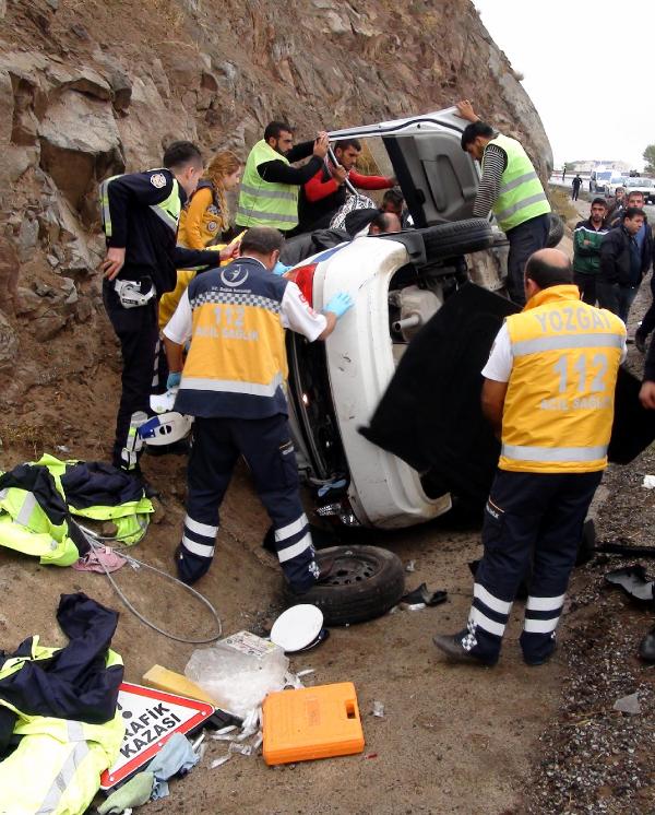 Kamyonet polis otosuna çarptı: 3 yaralı
